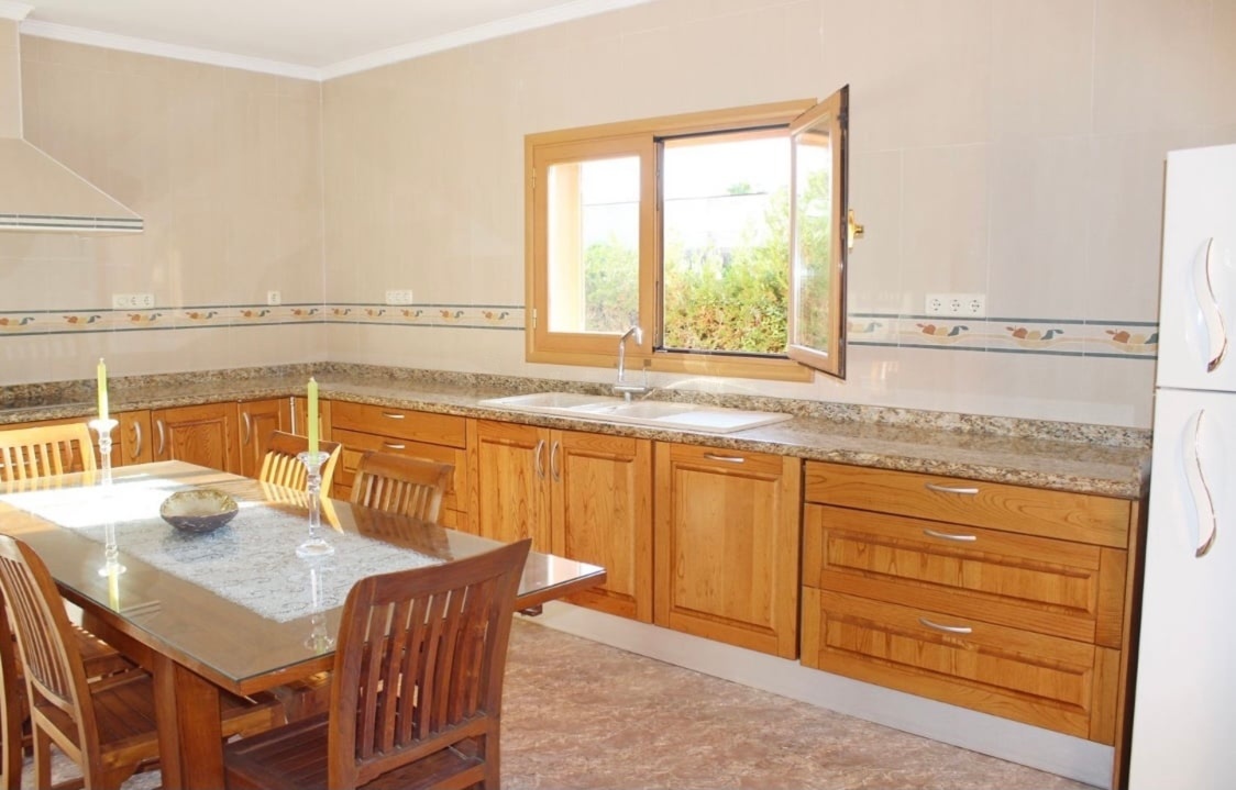 Original living room photo with dated finishes.